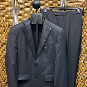 8943 Saks Fifth Avenue “Black” Classic Black Men's Suit Tuxedo 38R/W31